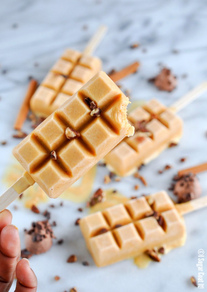 Easing into fall, but not quite ready to give up your summer ways? My Pumpkin Pie Popsicle Bars deliver fall flavours dressed up like a summer treat! - I Sugar Coat It!